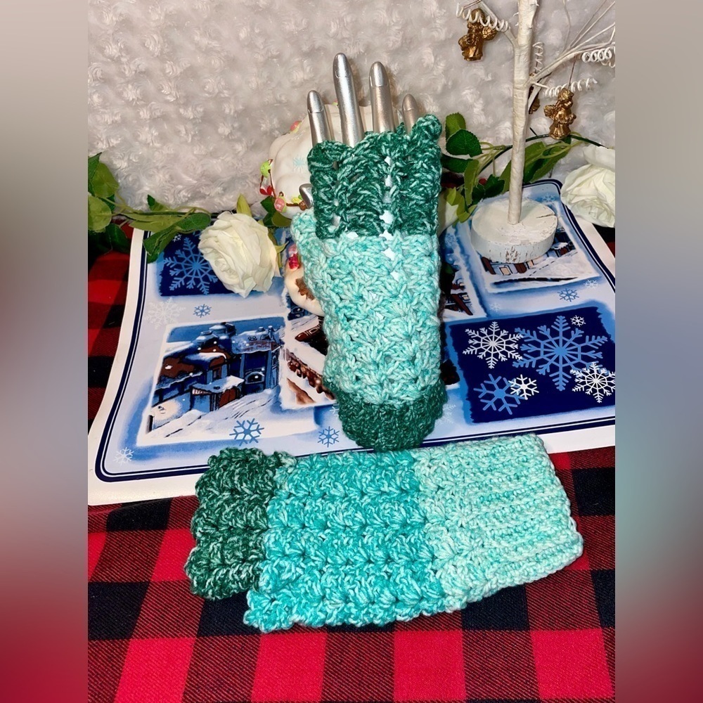 NWT One of a Kind Handmade Crocheted Representing Oceanic Fingerless Gloves